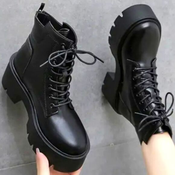 boutique Shoes - Stylish platform boots sz 7.5